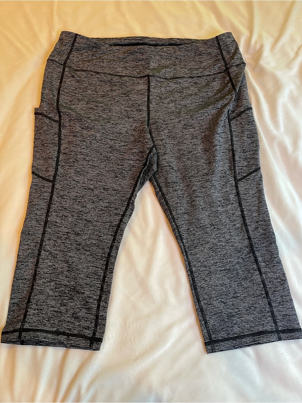 Torrid Active Black & White Striped Capri Leggings with Pockets, Size 3